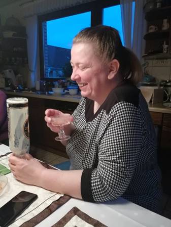 Ein Bild, das Person, Kleidung, Menschliches Gesicht, Im Haus enthält.
KI-generierte Inhalte können fehlerhaft sein.