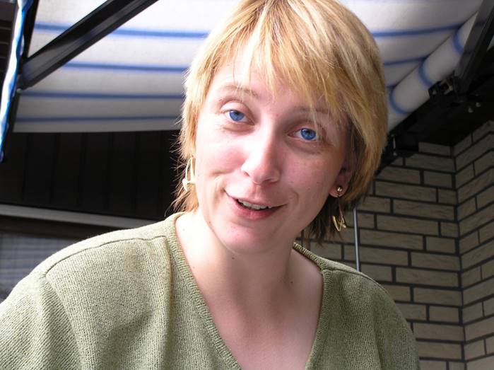 Ein Bild, das Person, Menschliches Gesicht, Lächeln, Kleidung enthält.
KI-generierte Inhalte können fehlerhaft sein.